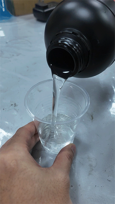 將色漿調入樹脂，以及完成的白色人物模型與半透明紅色水晶翅膀。